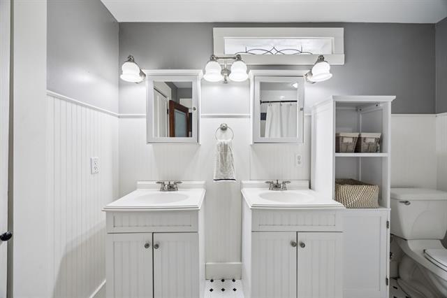 Building Photo - 704 Williams St