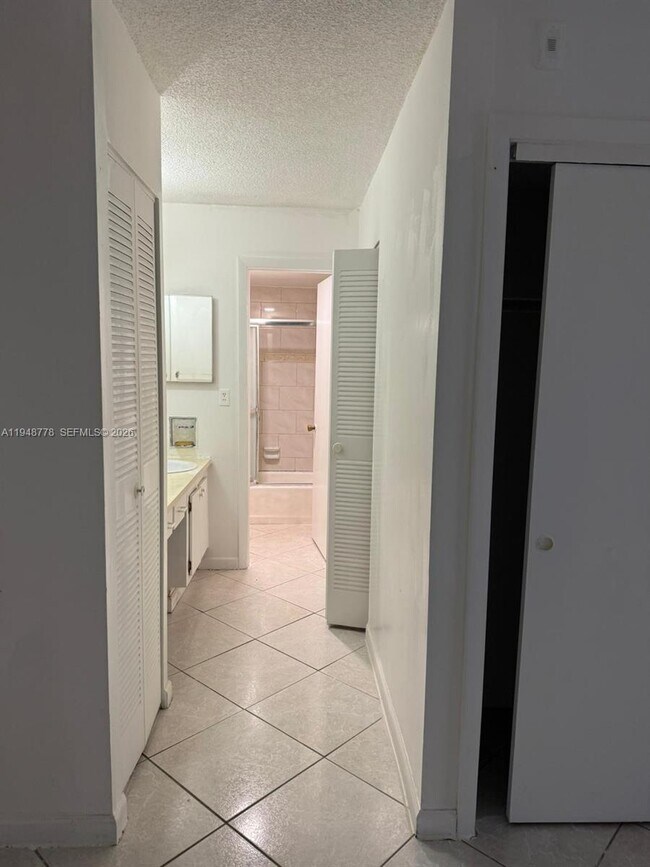 Building Photo - 16751 NE 9th Ave