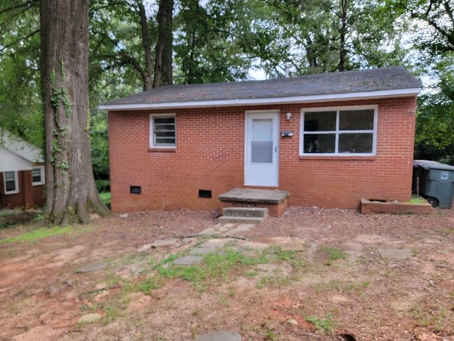 Building Photo - 2 Bedroom 1 Bathroom House