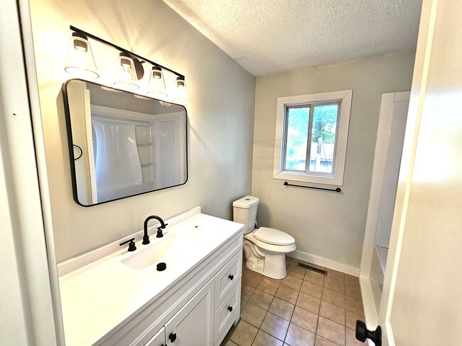 Building Photo - Newly Remodeled 2 Bedroom, 1 Bath — Pet Fr...