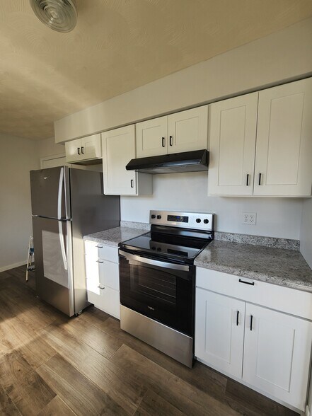 Kitchen - 5477 Country Club Rd