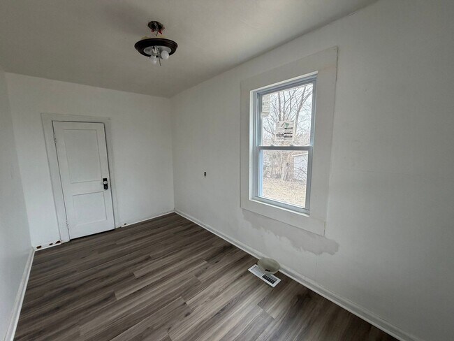 Building Photo - Lovely 2 Bedroom / 1 Bath for Rent - Section 8 Welcome