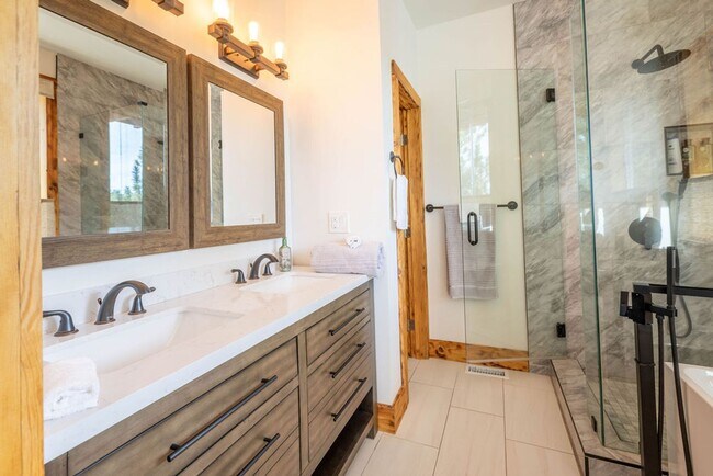 Building Photo - Stunning 4-Bedroom Home with Amazing Views, EV Charger & Solar in Big Bear!