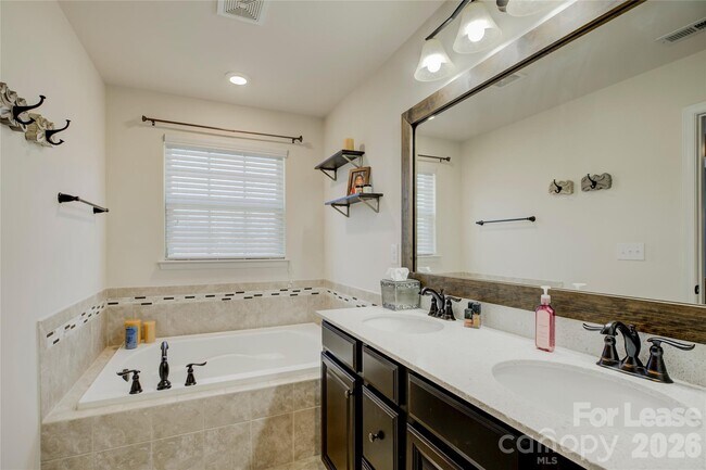 Building Photo - 1731 Evergreen Dr