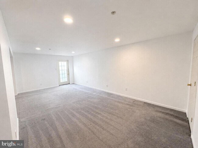 Building Photo - 420 Azra Ct