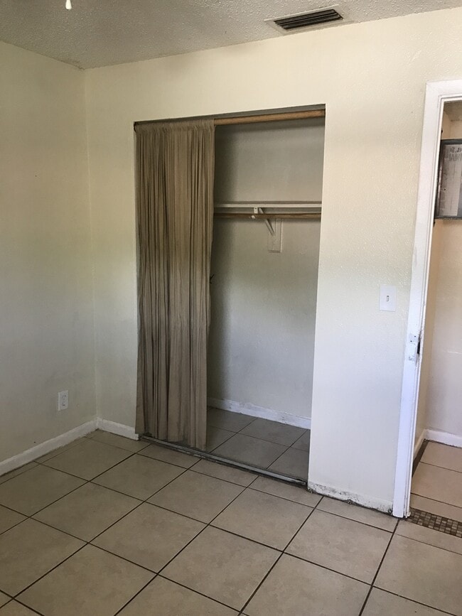 Building Photo - Large 2-1 with central air