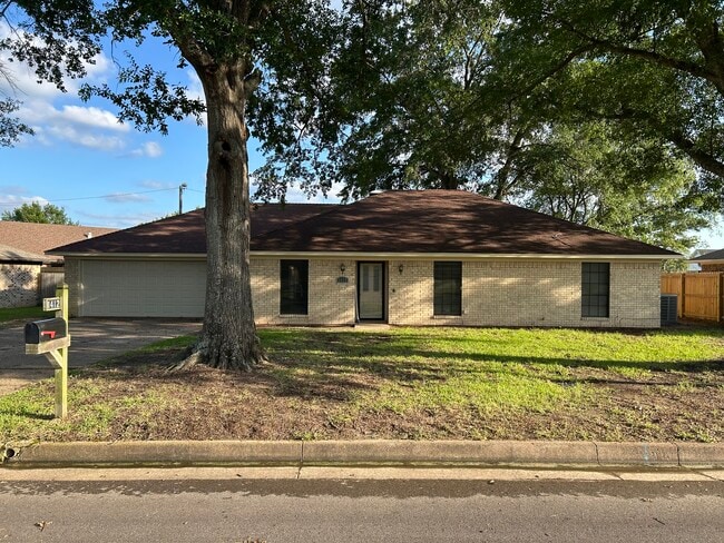 Building Photo - 1412 Woodbridge Dr