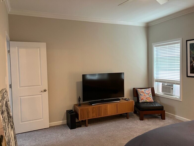 Building Photo - 407 6th St