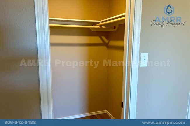 Building Photo - 3 Bedroom Home Available!