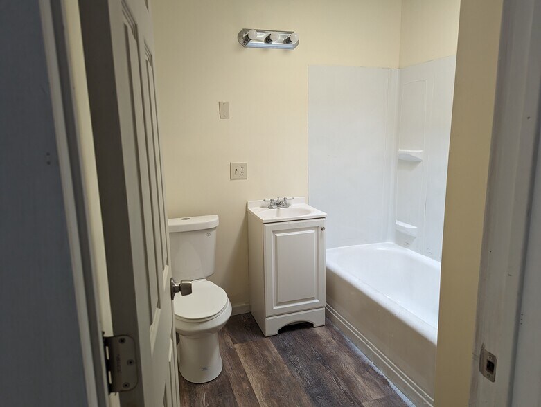 Building Photo - 66 Broad St