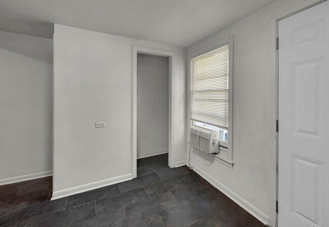 Building Photo - 3701 Parkwood St