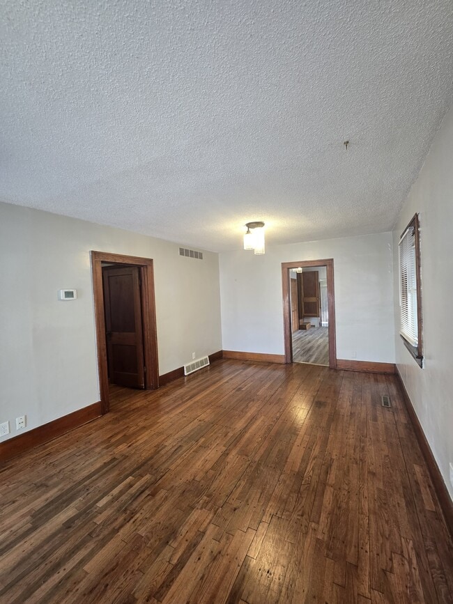 Building Photo - 526 N Martinson Ave