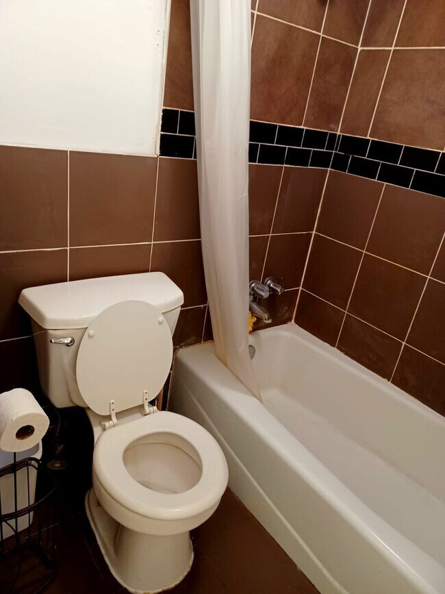 Building Photo - Nice Private Guy Room Downtown