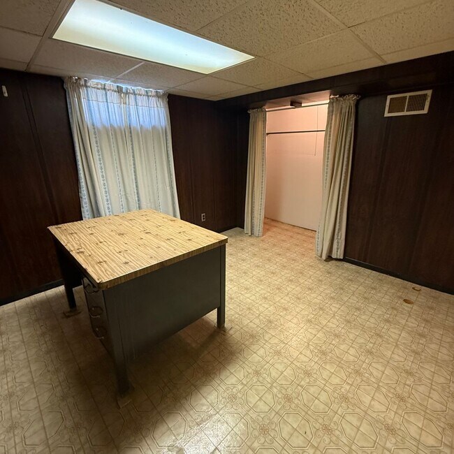 Building Photo - 3 Bedroom 2 BathHome