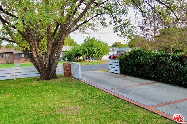 Building Photo - 8421 Darby Ave