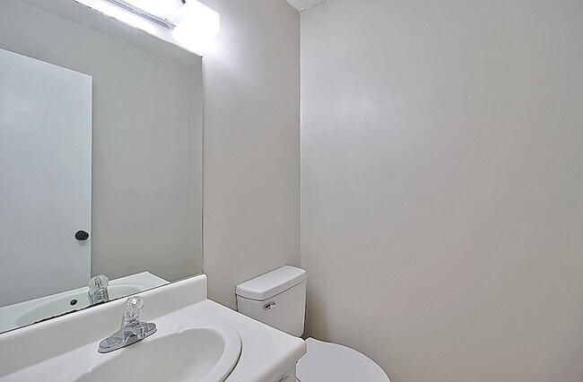 Building Photo - 912 Pineland Ave