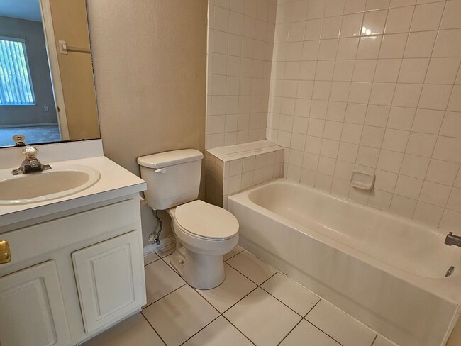 Building Photo - Brandon townhome with 2 bedrooms, 2 baths ...