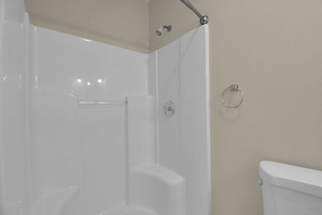 Building Photo - Stylishly Renovated 4 Bed, 2 Bath Single-F...