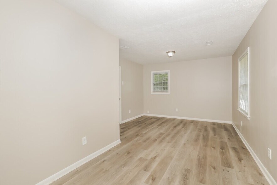 Building Photo - 635 Roxbury Dr