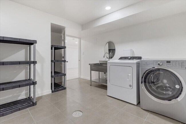 Building Photo - Charming 3BR 2 BA w/ Attached Garage in Centennial! Owner is offering 50% off one month's rent!