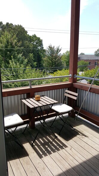 Building Photo - 915 Haywood Rd