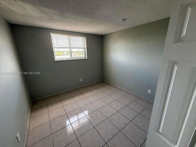 Building Photo - 606 W 81st St