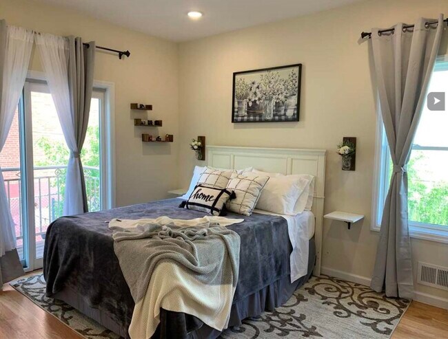 Building Photo - 86 Oak St