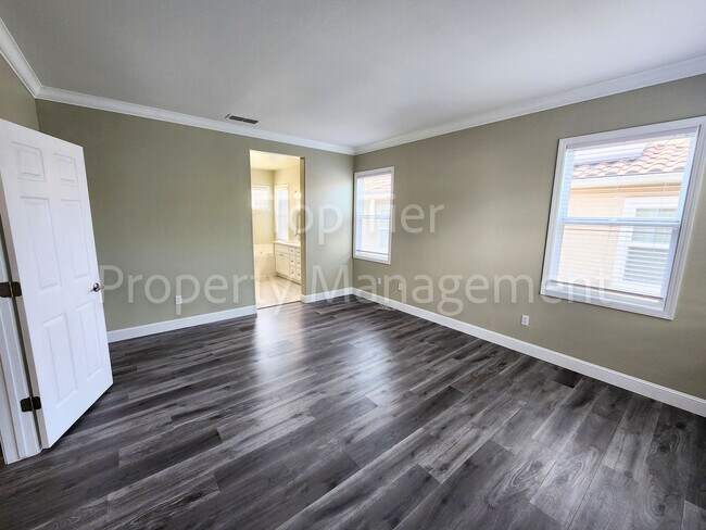 Building Photo - Stunning Newly Remodeled 4 bed / 2.5 bath ...