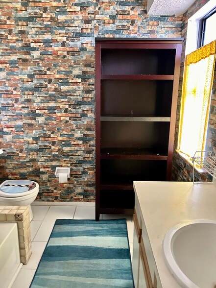 Building Photo - 9149 Shaddock Rd E