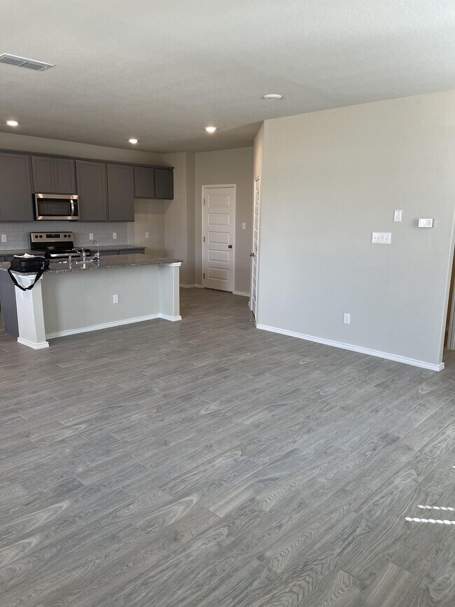Building Photo - 2532 Ayers Dr