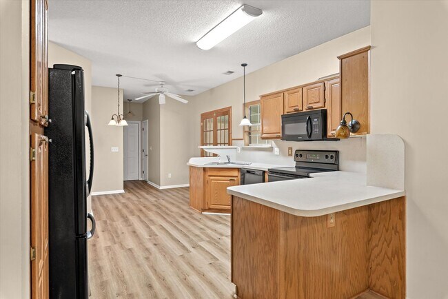 Building Photo - 3 BR, 2.5 BA, 2 Car Garage -- Charleston N...