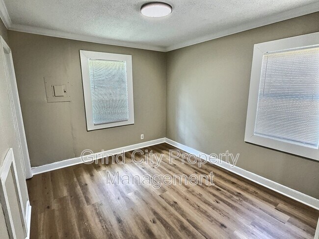 Building Photo - 1065 N Holmes St