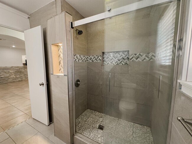 Building Photo - 3806 Fieldcrest Dr