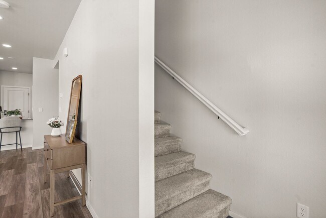 Building Photo - Start a Lease by 12/1 and Receive a $500 R...