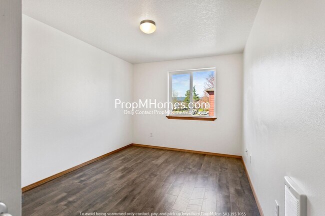 Building Photo - Charming Three Bedroom Newberg Home - Corner Lot!