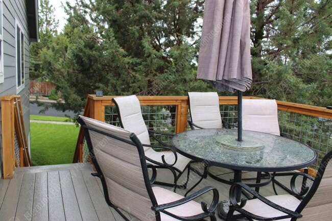 Building Photo - Spacious single-level 3 BR + office in NE ...