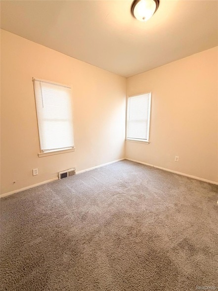 Building Photo - 19457 Evergreen Rd