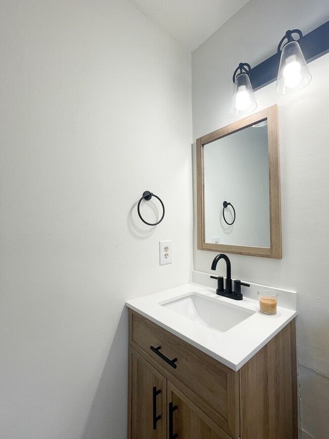 Building Photo - Cozy Two Bedroom Townhouse