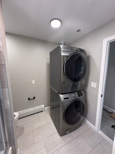 Building Photo - 1033 E 23rd St