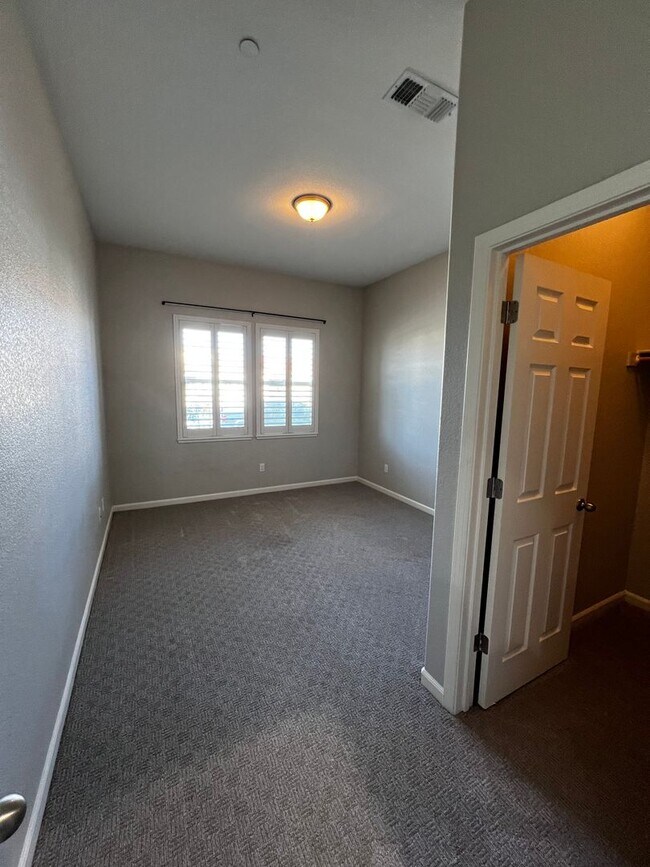 Building Photo - Beautiful 3 Bed, 2 Bath home in highly des...