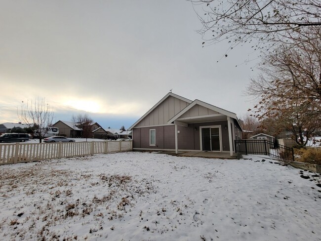 Building Photo - Freshly Updated Rambler in West Richland