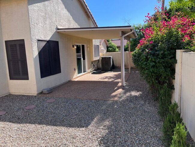 Building Photo - Adorable light and bright! 3Bedroom/2Bath ...