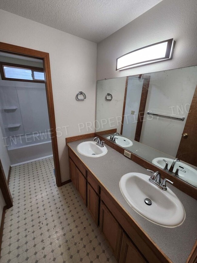 Building Photo - Spacious 4bd 2.5ba Rock Creek Home With 2 ...