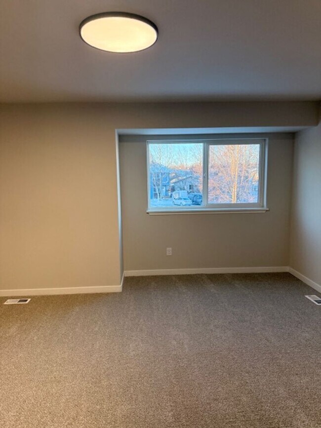 Building Photo - 3 Bedroom South Anchorage Townhouse! Utilities Included!