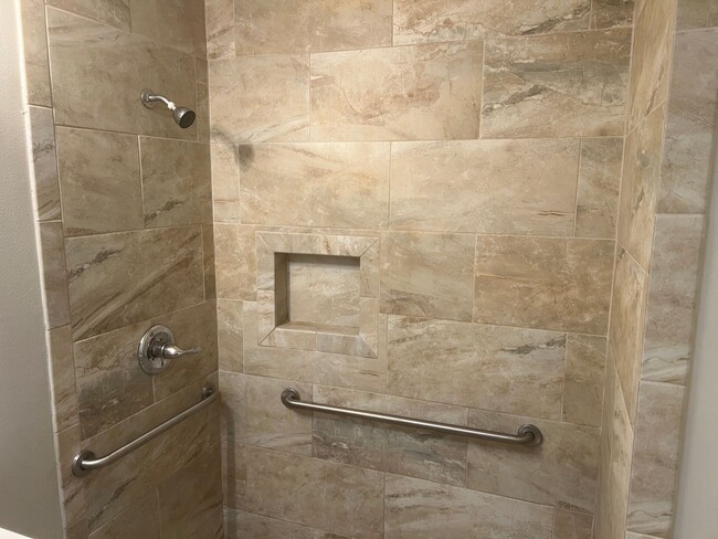 Building Photo - 3 Bed 2 Bath Home