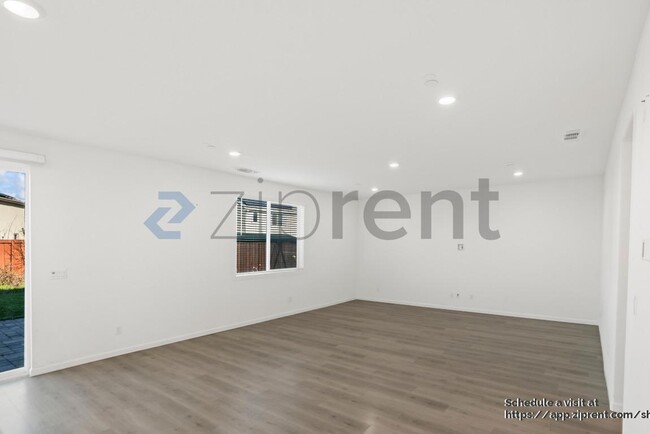 Building Photo - 861 Pipit St