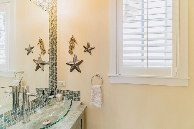 Building Photo - 1127 Miramar Dr