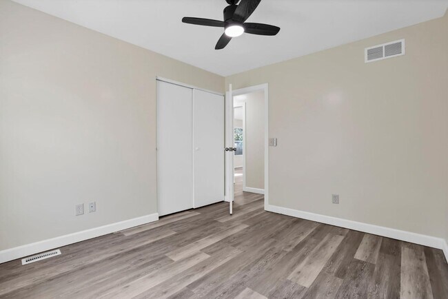 Building Photo - 5541 Mid Day Dr