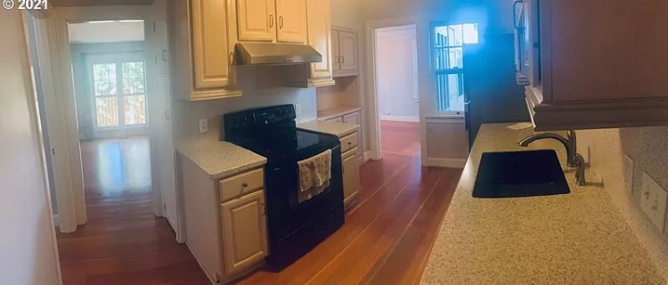 Kitchen - 915 John Adams St