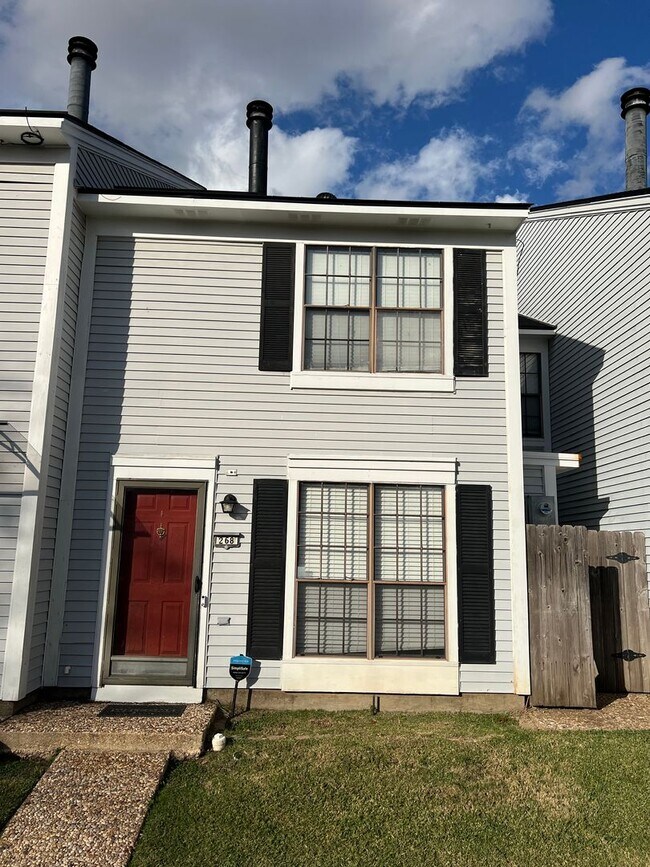 Building Photo - Nice 2 bedroom townhouse ready to go with covered parking!